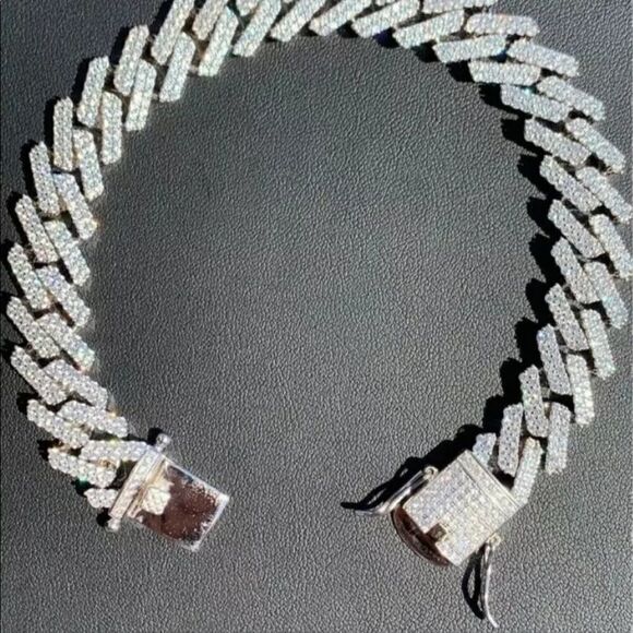 💕Iced
Out Cuban Link Bracelet  - Picture 3 of 6